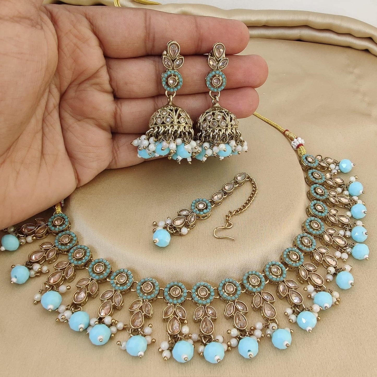 Delicate kundan set