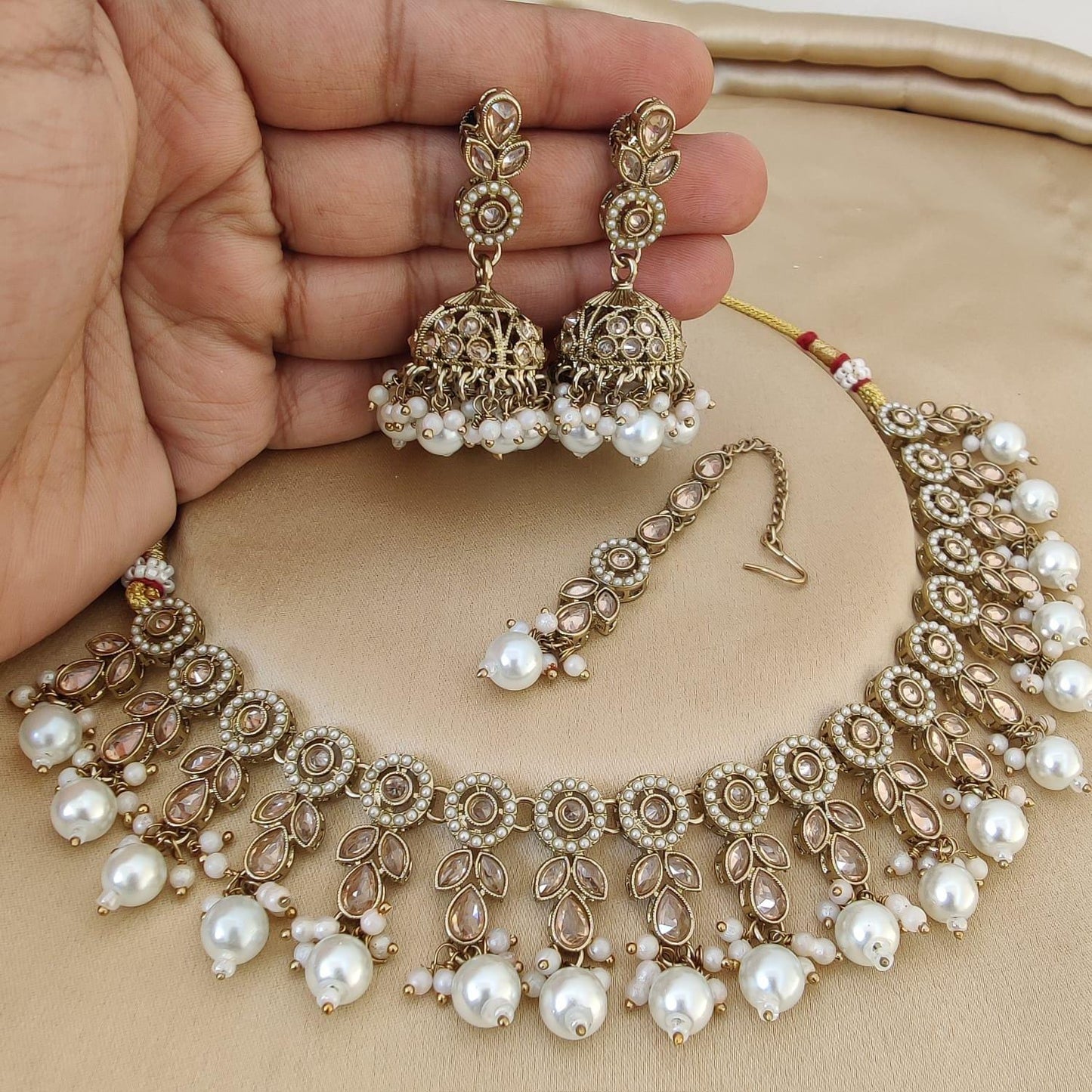 Delicate kundan set