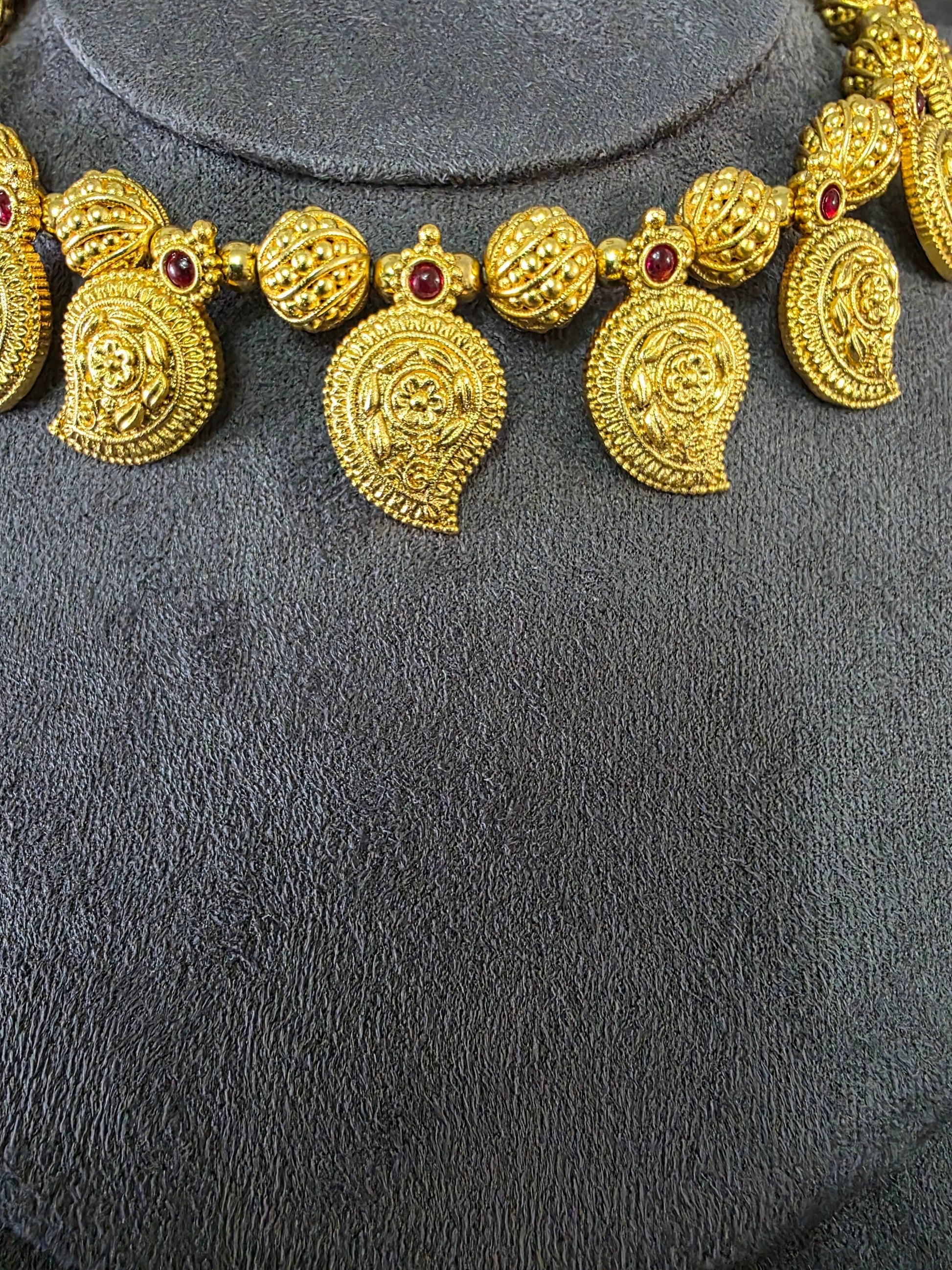 Close up of premium kundan jewellery set