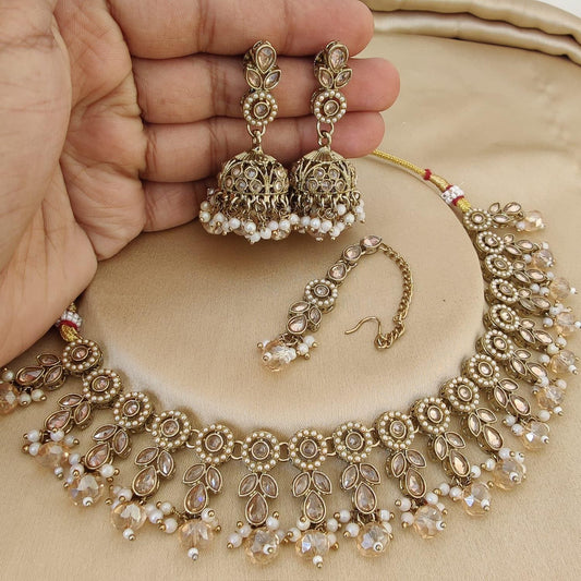 Delicate kundan set