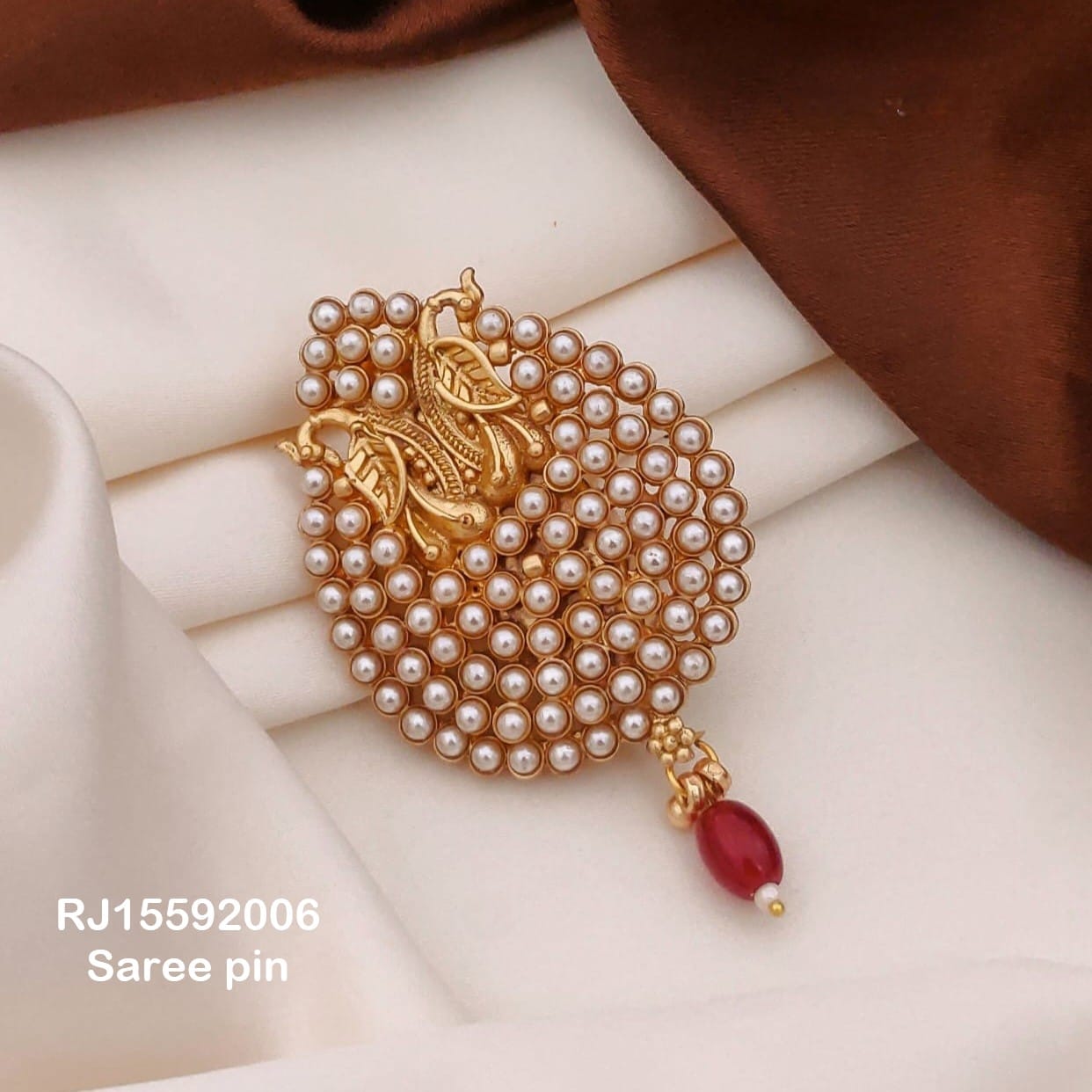 Traditional Indian pearl saree pin brooch – elegant wedding saree accessory