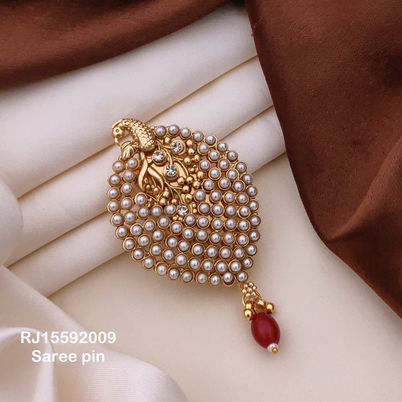 Elegant pearl saree brooch pin for women – Indian wedding saree jewellery accessory